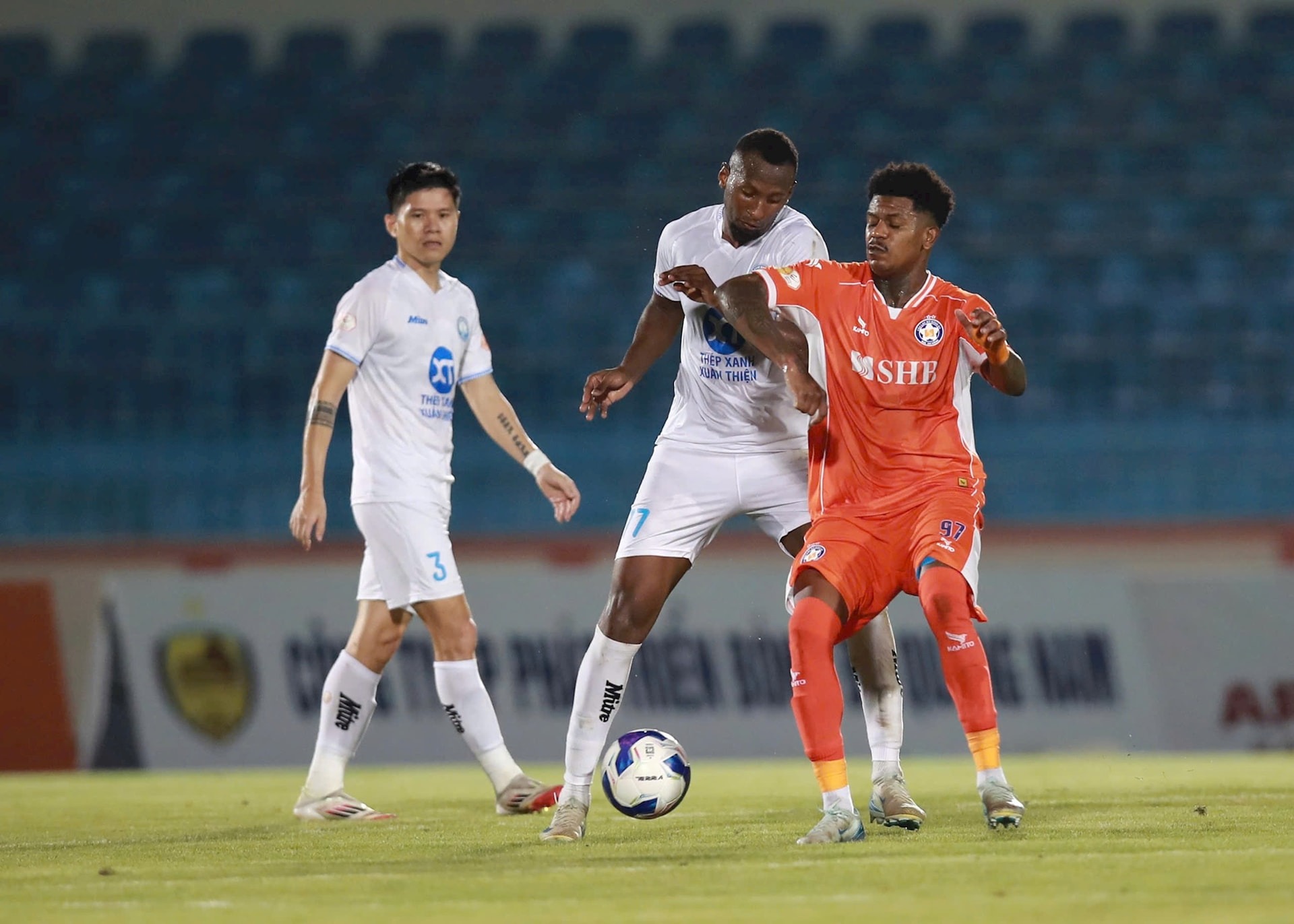 SHB Đà Nẵng sẽ phải đón nhận thất bại trên sân của Nam Định. nhan-dinh-soi-keo-nam-dinh-vs-shb-da-nang-luc-18h00-ngay-27-10-2025-2